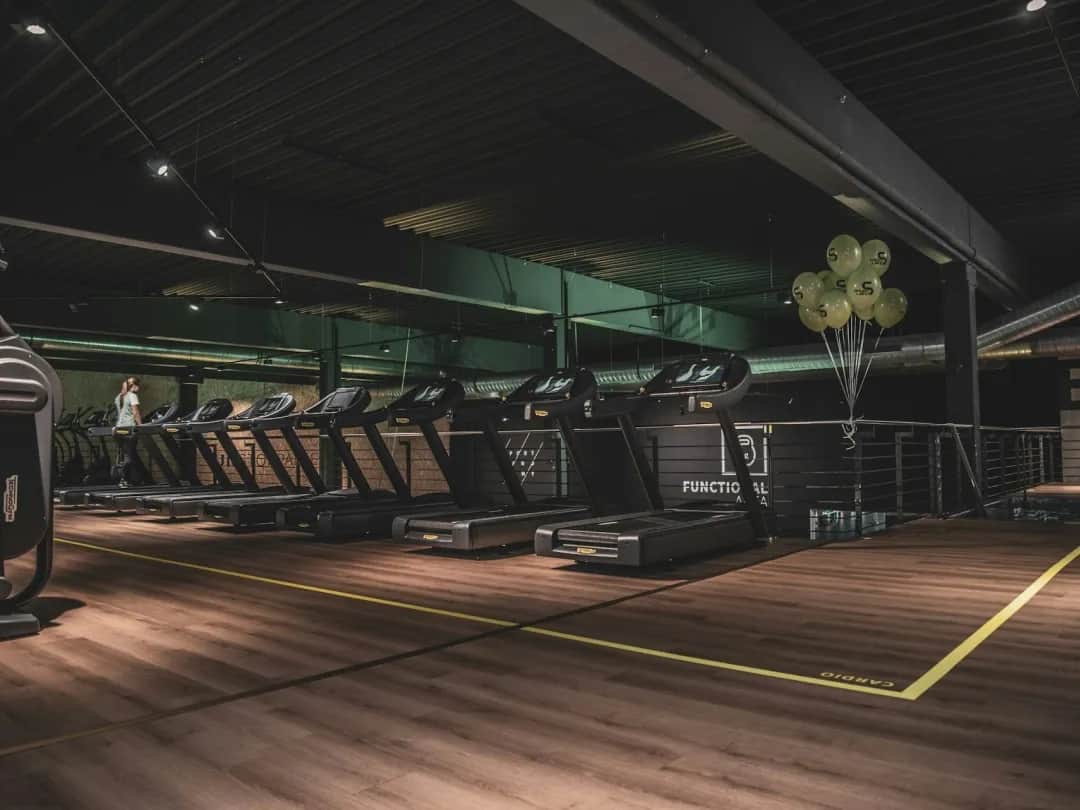 Jak używać bieżni na siłowni, aby uniknąć kontuzji i błędów