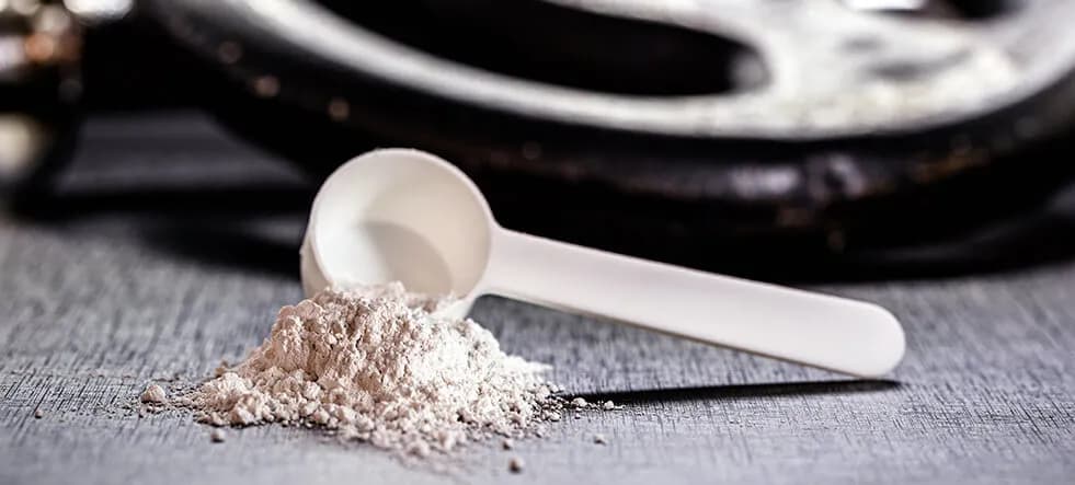 Ile czasu przed treningiem brać kreatynę, by zwiększyć efektywność?